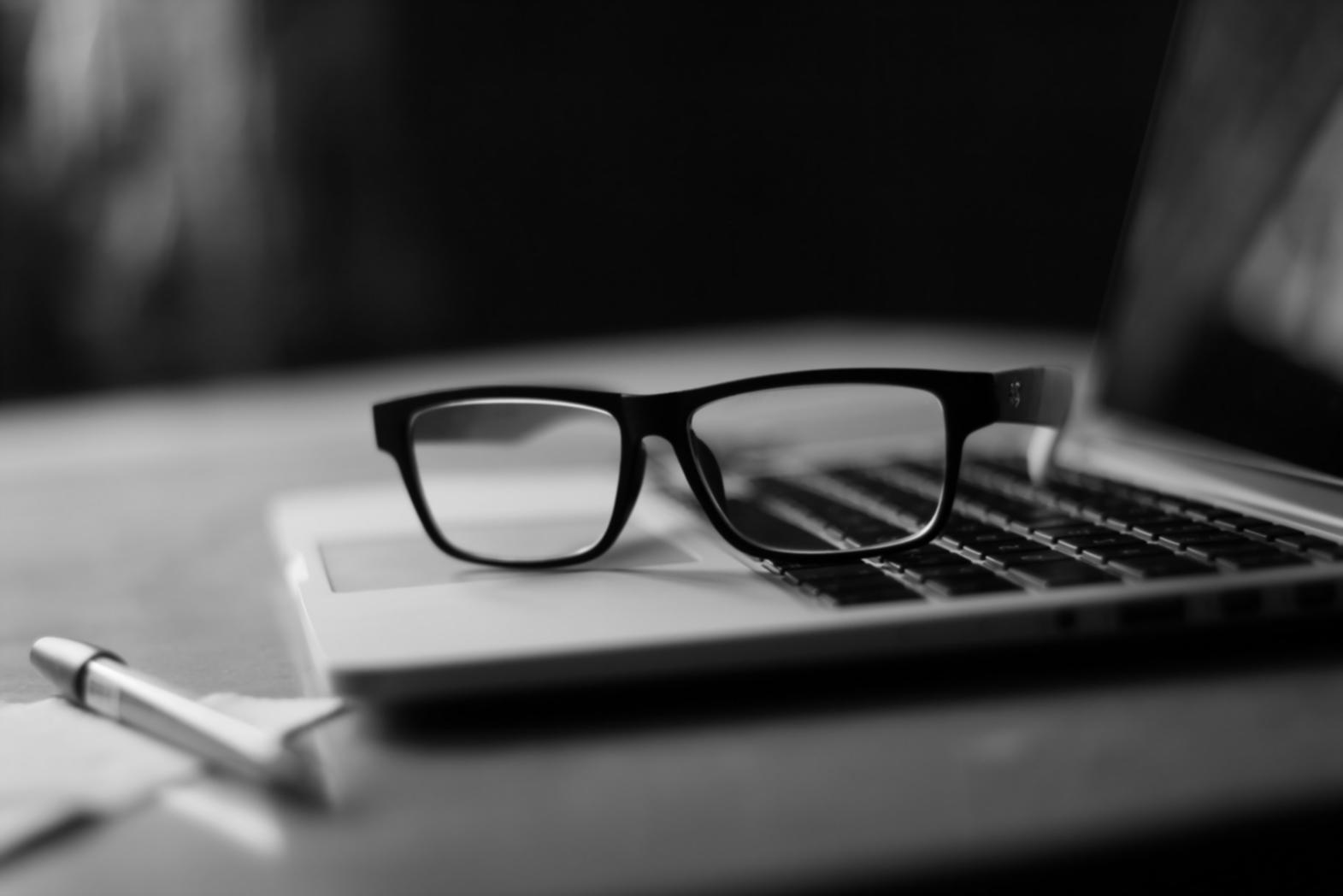 Sesión de trabajo grupal con análisis financiero